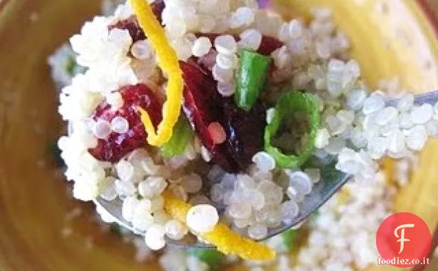 Insalata di quinoa con mirtilli rossi, scalogno e scorza d'arancia