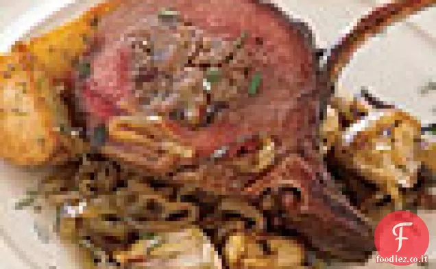 Cremagliera di cervo farcito con noci pecan, ribes, salsiccia e pere