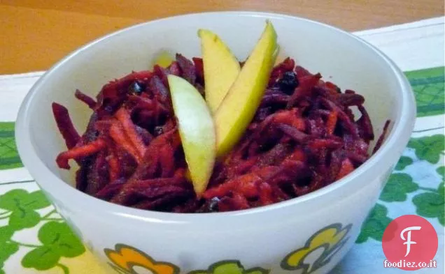 Sano e delizioso: barbabietola tritata, mela e insalata di ribes con vinaigrette di mele
