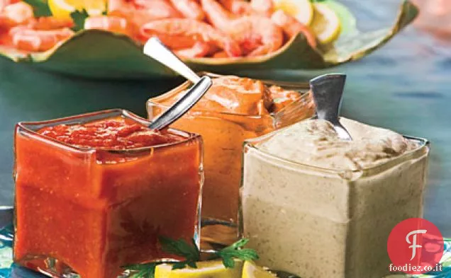 Sbucciare e mangiare gamberetti con salse per immersione