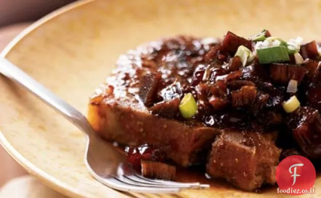 Braciole di maiale alla griglia con chutney di rabarbaro