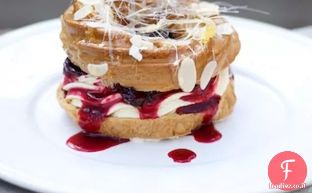 Panini choux ripieni di Damsons alla cannella e crema alla vaniglia