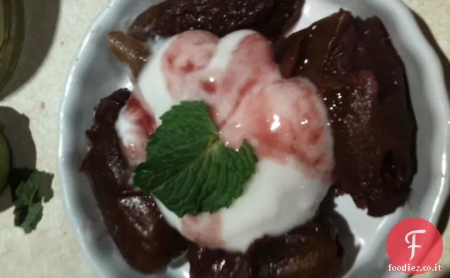 Cardamomo e vino rosso Date in camicia con yogurt ai fiori d'arancio