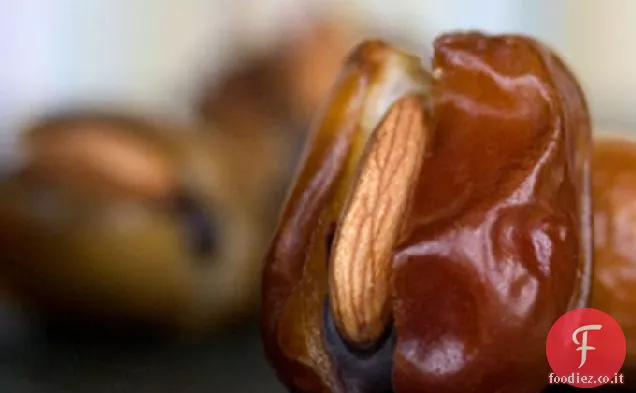 Datteri Ripieni di Crema al Cioccolato e Mandorle