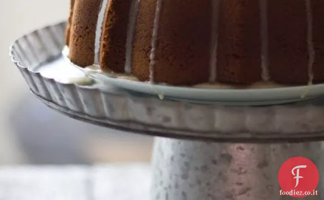 Data Bundt Torta con miele chiodi di garofano Glassa