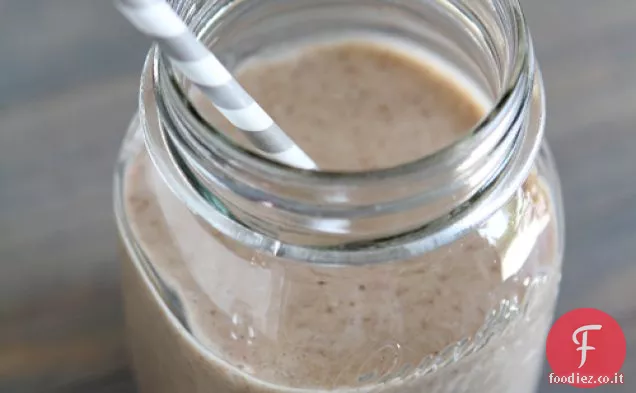 Frullato di latte di mandorle con avena e datteri