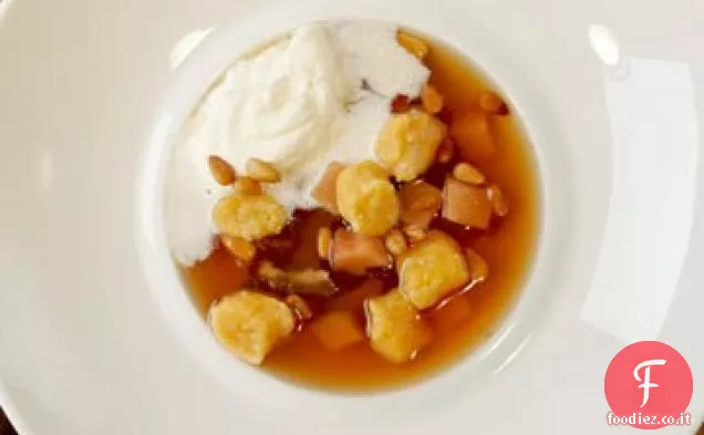Zuppa di sidro di mele speziata con gnocchi di patate dolci, mele cotogne e datteri