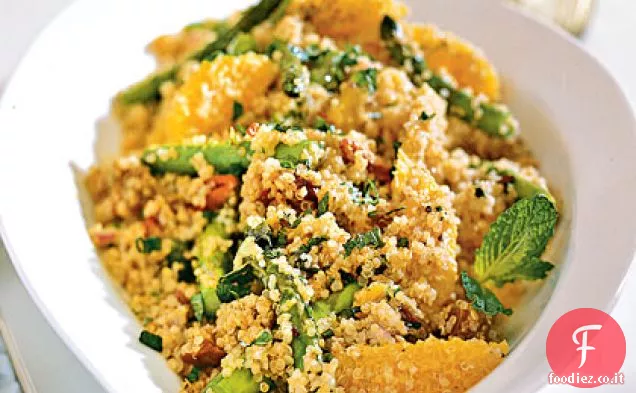Insalata di quinoa con asparagi, datteri e arancia