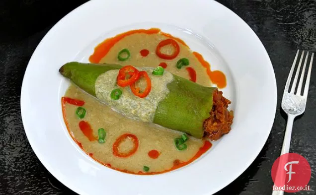 Peperoncini ripieni con salsiccia Chorizo, datteri e salsa di mandorle