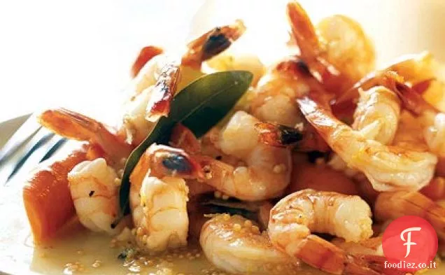 Gamberetti in camicia con foglie di alloro e limone