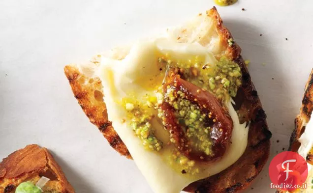 Crostini di Fichi sott'aceto, Robiola e Olio di Pistacchio