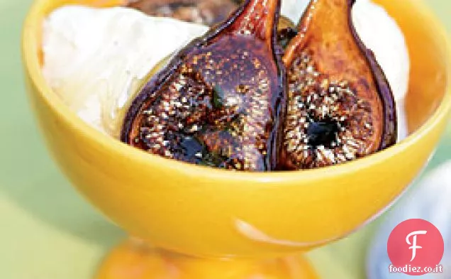 Fichi freschi alla griglia con gelato e miele