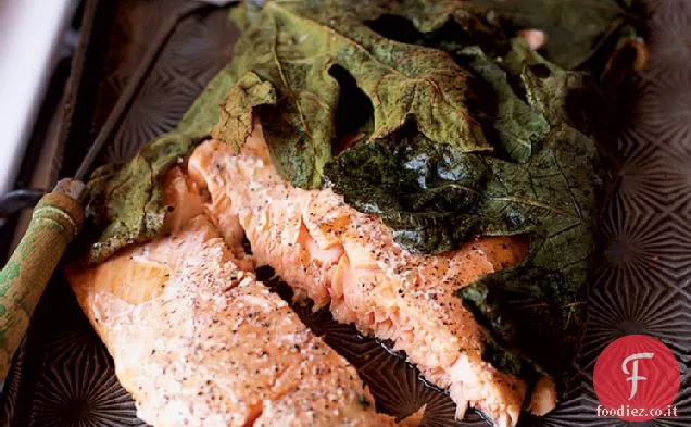 Filetto di salmone cotto in foglie di fico con patate agliate