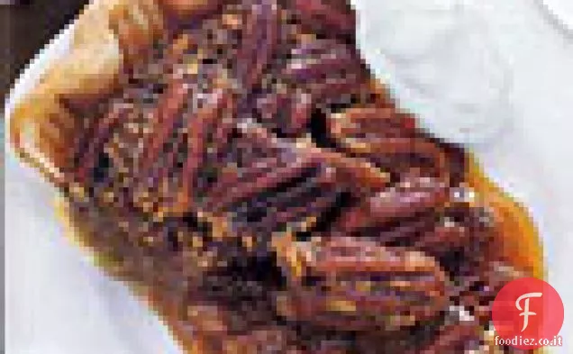 Torta di noci pecan e fichi con panna montata brandita