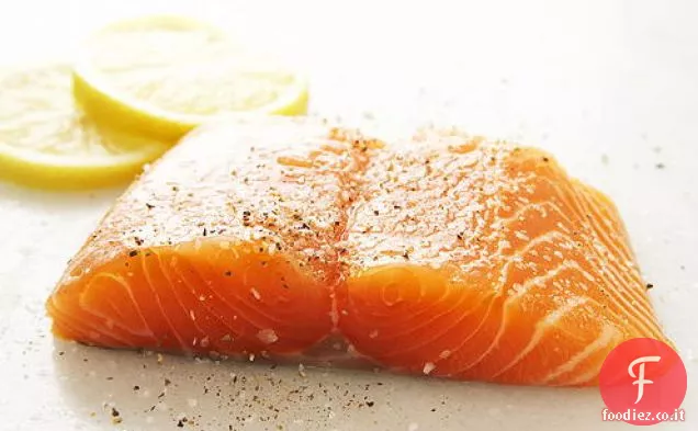 Salmone e patate arrostite su foglie di fico con insalata di fichi freschi