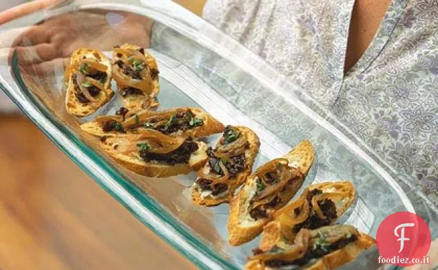 Crostini con Gorgonzola, Cipolle Caramellate e Confettura di Fichi
