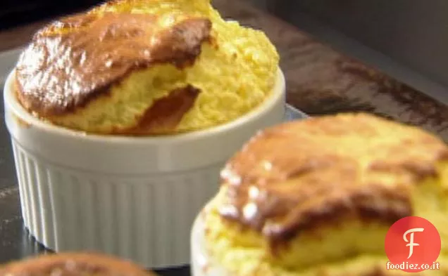 Soufflé di formaggio blu con fichi freschi e miele