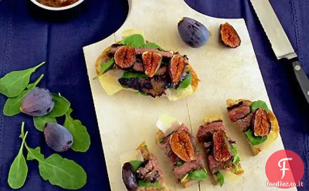 Bistecca di fianco a faccia aperta e panini con rucola con fico e rosso su