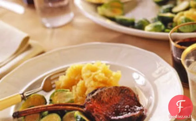 Arrostito Cremagliera di selvaggina e salsa di melograno