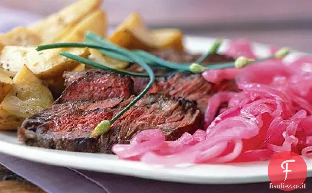 Scalogno-bistecca strofinato con patate arrosto e cipolle sottaceto
