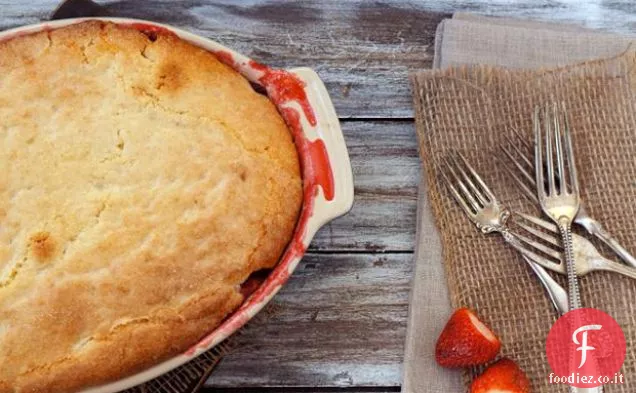 Torta di budino alla fragola e rabarbaro