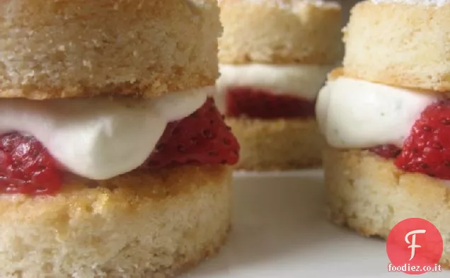 Shortcakes alla fragola con crema di dragoncello