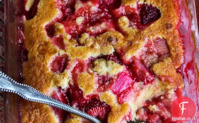 Torta di budino alla fragola al rabarbaro