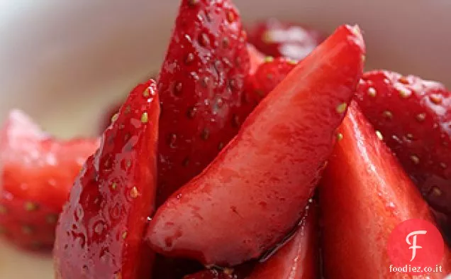 Crema di formaggio di capra con fragole in sciroppo di vino rosso