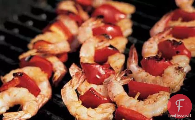 Indonesiano gamberetti Sate con salsa di arachidi cremosa