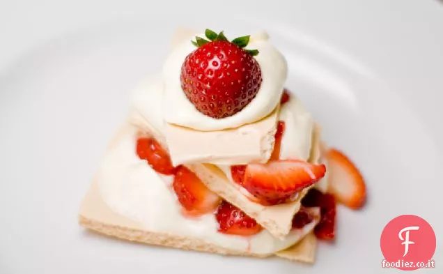 Pavlova alla fragola con Mousse al cioccolato bianco