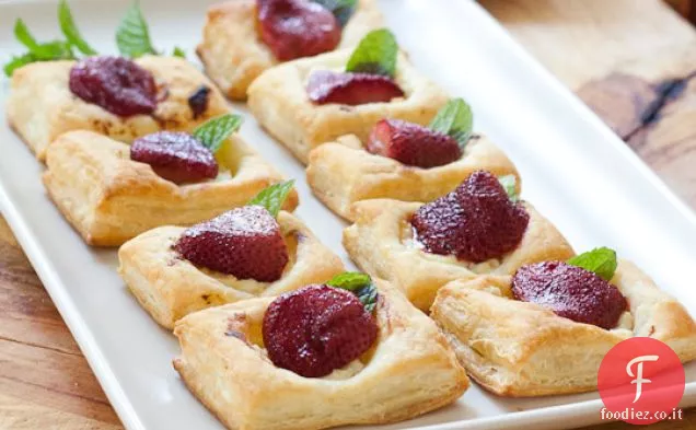 Quadrati di formaggio di capra alla fragola arrosto