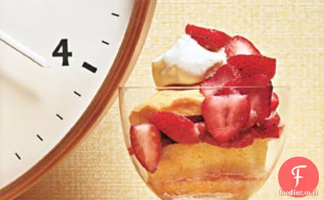 Torte di latte caldo con fragole e panna