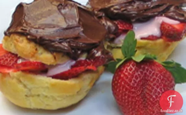 Sbuffi di crema glassati al cioccolato e ripieni di fragole
