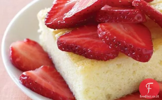 Torta alla crema con fragole fresche