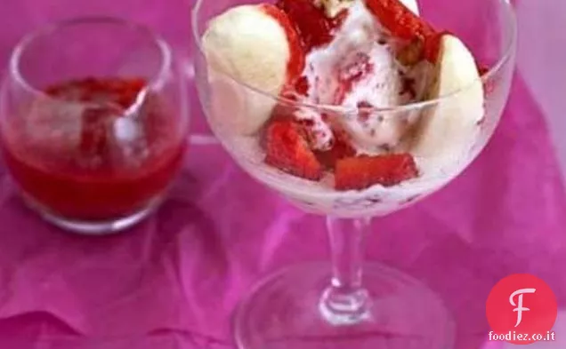 Gelato alla fragola con salsa di fragole