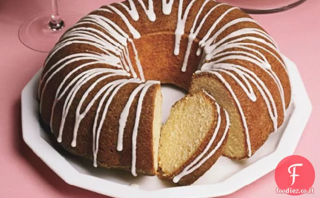 Vanilla Bean Bundt Torta con glassa di vaniglia e fragole