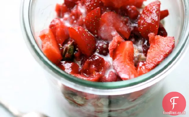 Muesli di Bircher con salsa di fragole speziata