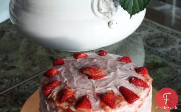 Torta alla vaniglia con glassa alla crema di fragole
