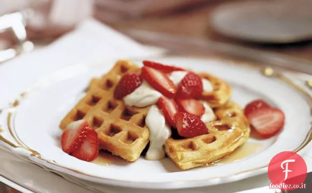 Cialde di latticello con fragole fresche