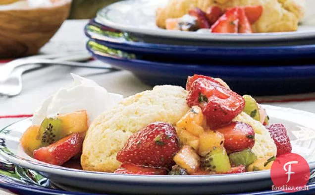Strawberry-Frutta Toss con Shortcakes di farina di mais