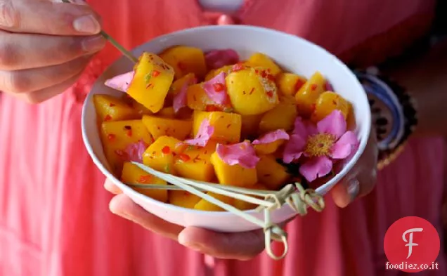 Mango marinato con petali di rosa