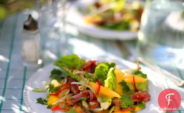 Insalata di manzo tailandese e mango