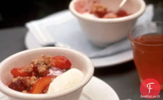 Crumble di lamponi, nettarine e mango