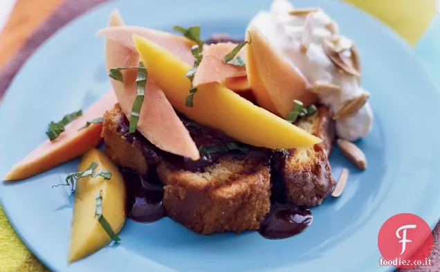 Pound Cake alla griglia con salsa al cioccolato messicano e frutta tropicale