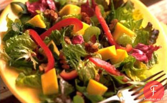Insalata di mango e verdure miste