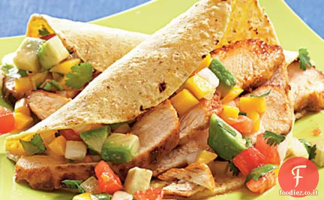 Tacos di pollo con salsa di mango e avocado