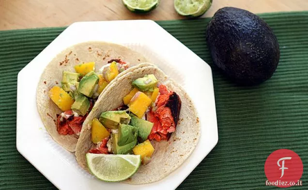 Tacos di salmone annerito con salsa di avocado Mango