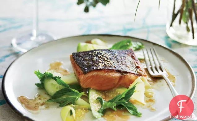 Salmone alla brace con insalata di mango verde