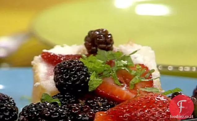 Torta di angelo diabolica con bacche imbevute di vino