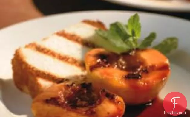Torta di pesche e Angel Food alla griglia con salsa al vino rosso